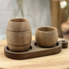 کاپ قهوه چوبی طرح بشکه از چوب گردو در کنار کاپ ساده کوچک قهوه
